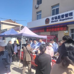 民警趕大集，宣傳零距離